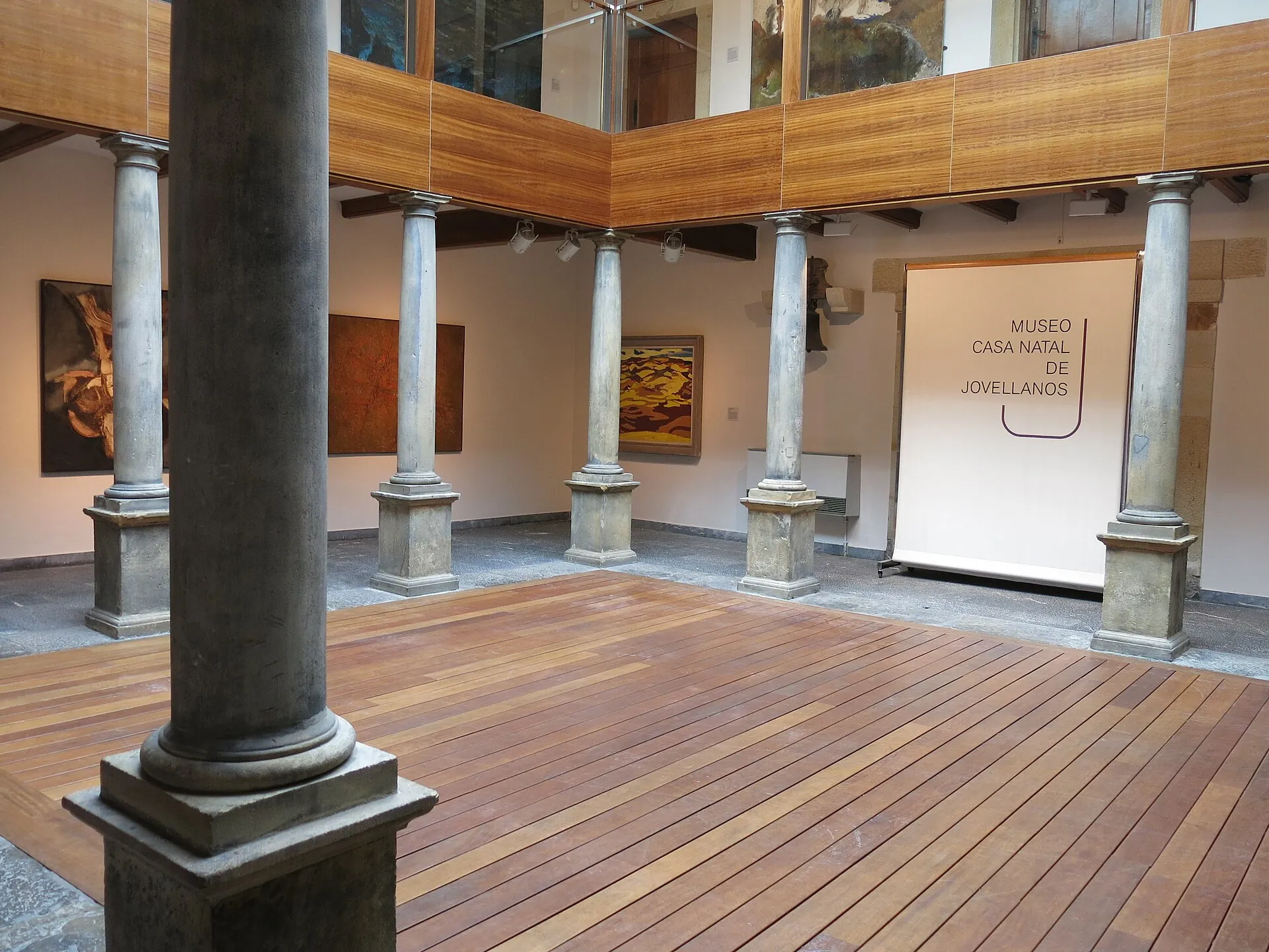 Patio interior con columnas de piedra del Museo Casa Natal de Jovellanos en Gijón