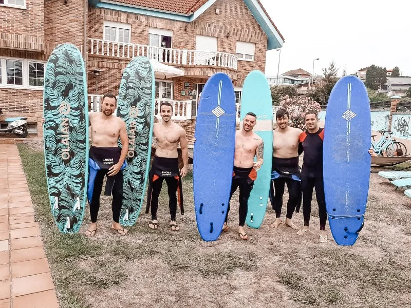 Grupo de surfistas después de una clase de surf en Gijón