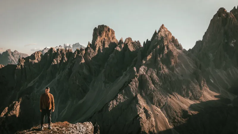 Paisaje de montañas alpinas con prados verdes y cielo despejado